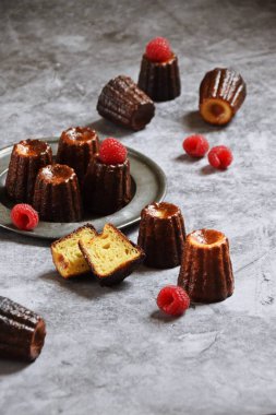Fransız tatlısı Canele gri arka planda. Bordeaux 'lu Caneles