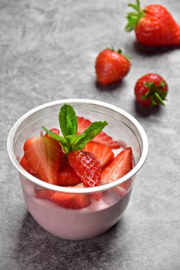 Çilekli panna-cotta tatlı