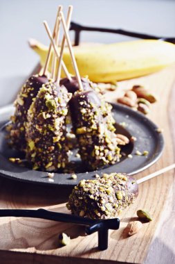 Fındıklı glüten ve şekersiz çikolatalı muz. Paleo diyet muzlu tatlı.