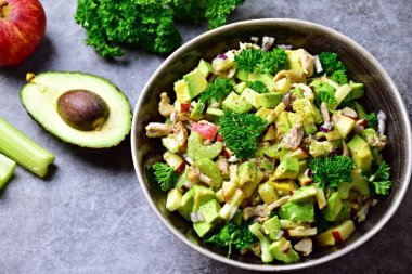 Avokado, elma ve tavuk salatası. Paleo ve Keto diyet sağlıklı yemek