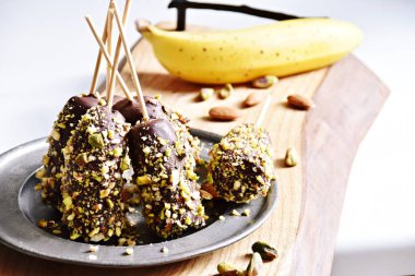 Fındıklı glüten ve şekersiz çikolatalı muz. Paleo diyet muzlu tatlı.