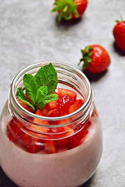 Çilekli panna-cotta tatlı