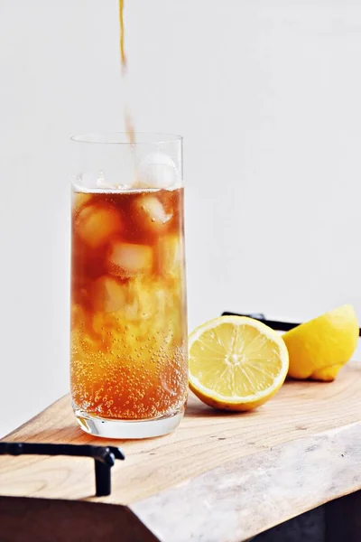 Espresso Tonic Erfrischendes Sommergetränk Mit Tonic Water Zitrone Und Kaffee — Stockfoto