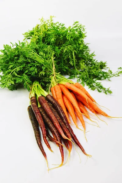 Bir demet taze kırmızı ve turuncu havuç. 