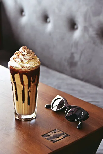 Холодный Кофе Мокко Сливками Высоком Стакане Изолированы — стоковое фото