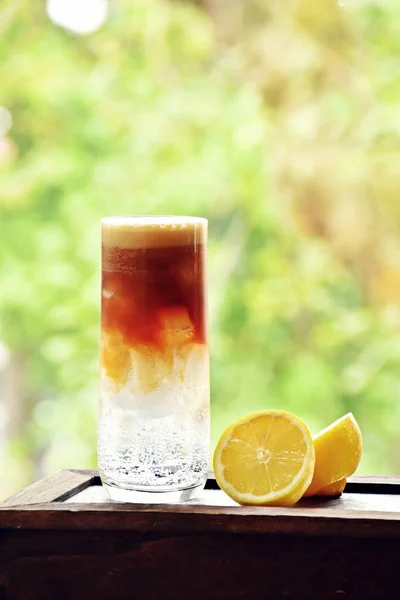 Espresso Tonic Refresco Bebida Verão Com Água Tônica Limão Café — Fotografia de Stock