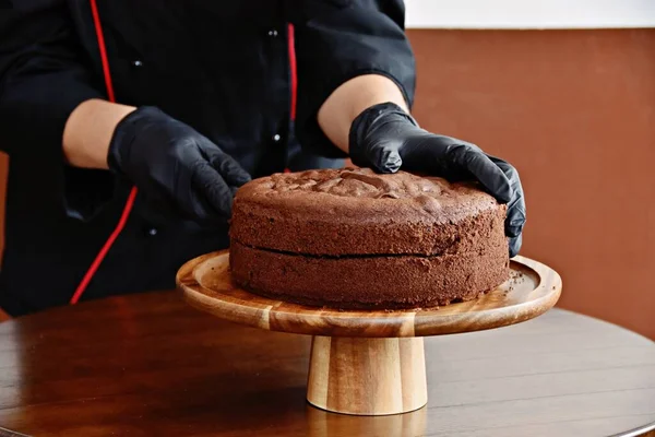 Çikolata süngerli kek var.