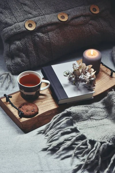 Sıcak bir çay, buhar, battaniye, kitap ve mumlarla dolu bir ev. Hygge ev içi.