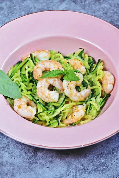 Kabaklı erişteli sarımsaklı karides. Düşük karbonhidrat, paleo ve keto diyeti