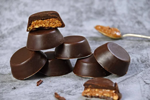 Paleo Kara Çikolatalı Bademli Tereyağı Bardakları. Vegan, süt ürünleri, şeker ve ev yapımı tatlılar.