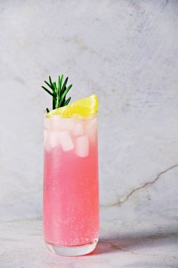 Bardakta limonata, seçici odak