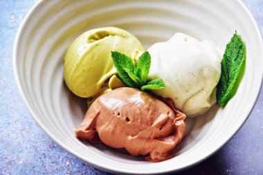 Beyaz kasede üç kepçe dondurma