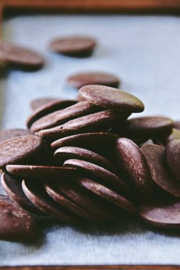 Çikolata parçacıklarına yakın çekim, seçici odaklanma