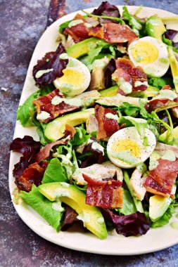 Tavuklu ve pastırmalı salata.