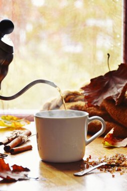 Çaydanlıktan beyaz bardakta çay doldurulur, seçici odak