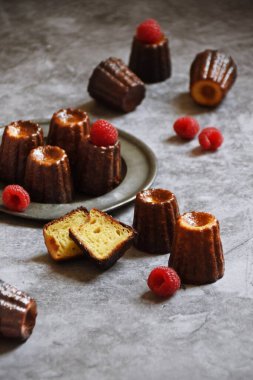 Fransız tatlı Canele gri arka planda 