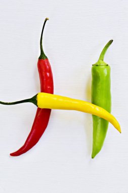 Sıcak kırmızı biber beyaz arkaplanda izole edilmiş.
