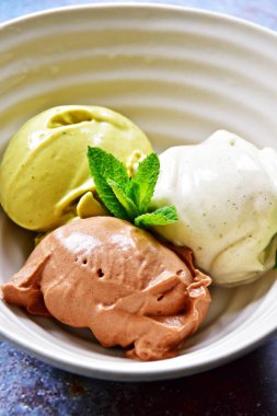 Beyaz kasede üç kepçe dondurma