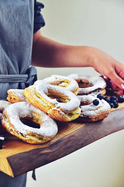 Eclair Kroužky Pudinkovou Smetanou Šedém Pozadí Selektivní Zaostření — Stock fotografie