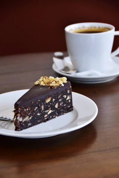 Çikolatalı kek ve bir fincan kahve. 