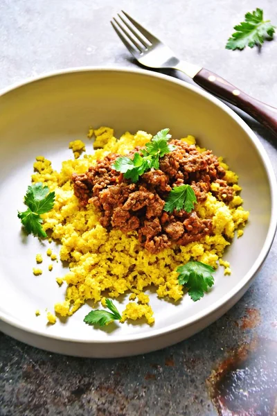 Zerdeçal ve sığır eti bolonez soslu karnabahar pilavı. Paleo ve Keto diyet yemeği