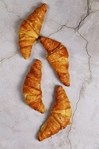 Croissantit Harmaalla Pohjalla Kopiotila — kuvapankkivalokuva