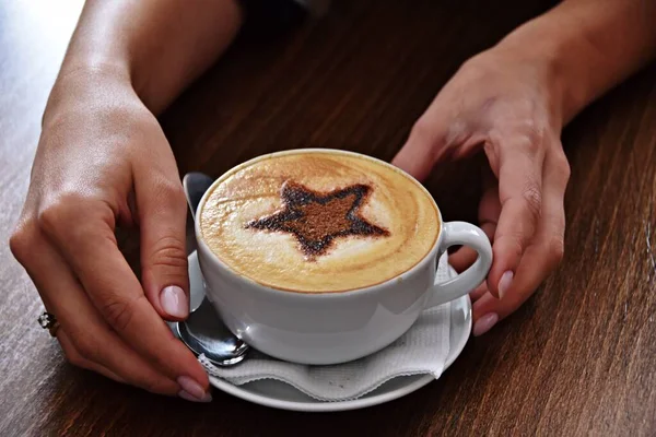 Manos Femeninas Con Bebida Café Con Crema Taza Blanca — Foto de Stock