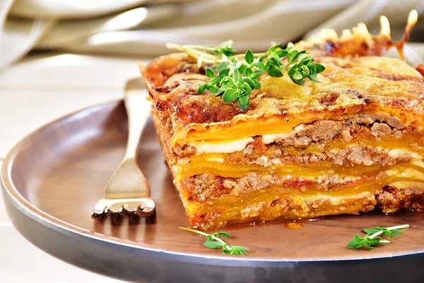 Lezzetli lazanya, ön plana odaklan.