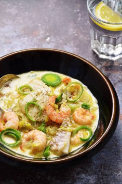 Rezene ve ekşi kremalı morina ve karides.