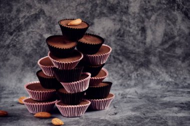 Keto Çikolatalı Badem Ezmesi Yağlı Bombaları. Paleo diyet çikolatası gri arka planda izole