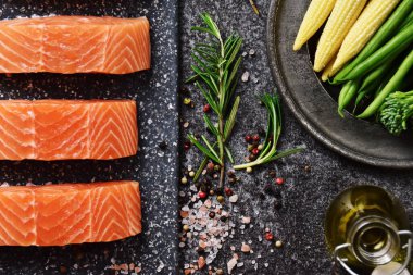 Koyu arkaplanda çiğ somon fileto, vahşi Atlantik balığı.