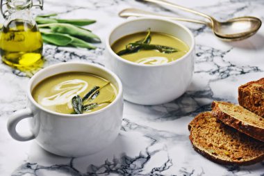 Taze ve lezzetli brussel lahanası çorbası beyaz arka planda. Brüksel lahanası çorbası izole.