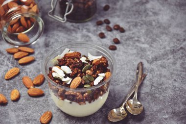 Plastik kavanozda çikolatalı ve yoğurtlu granola. Atıştırmalık Granola tatlısı. Sağlıklı sokak yiyeceği.