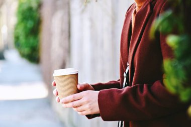 Elde görülen paket kahve. Güneşli bir günde kahve.