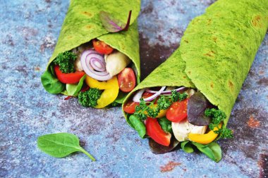 İki taze tavuk ve salata ıspanaklı tortilla.