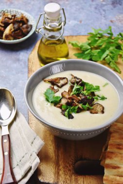 Mantarlı ve maydanozlu karnabahar çorbası. Oruç yemeği