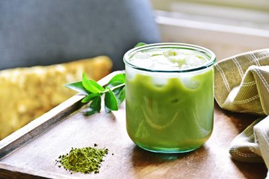 Bir bardak buzlu kibrit yeşil çay. Arka planda.