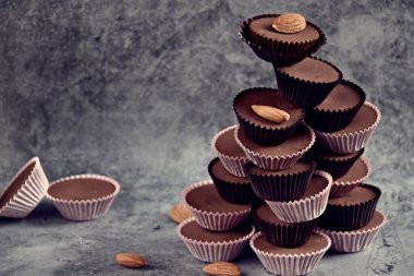 Keto Çikolatalı Badem Ezmesi Yağlı Bombaları. Paleo diyet çikolatası gri arka planda izole