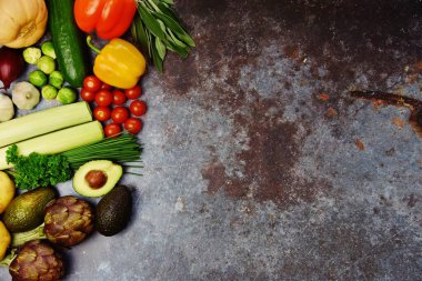 Mesajın için çeşitli taze sebzeler hazırladım. Organik sebzeler üst görünümde ve koyu arkaplanda izole.