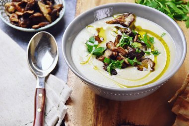 Mantarlı ve maydanozlu karnabahar çorbası. Oruç yemeği