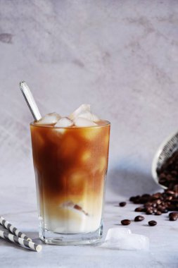 Büyük bardakta buzlu kahve. Karanlık ahşap arka planda fotokopi alanı olan soğuk yaz içeceği.
