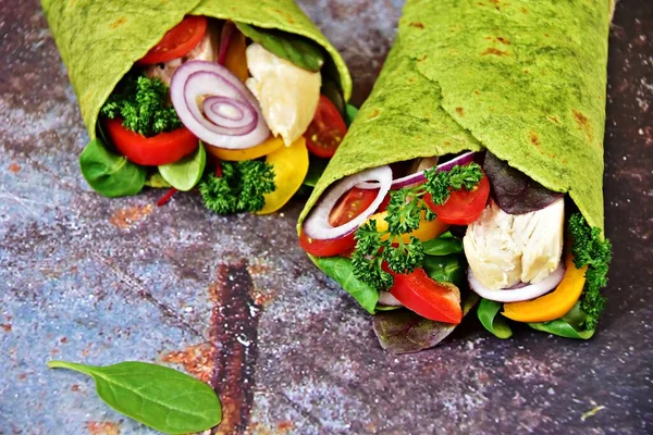 İki taze tavuk ve salata ıspanaklı tortilla.