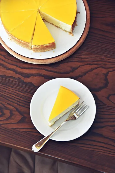 Käsekuchen Auf Dem Teller Auf Dem Hölzernen Hintergrund Käsekuchen Von — Stockfoto