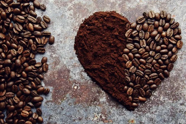 Kávébab Őrölt Kávé Szív Alakban — Stock Fotó