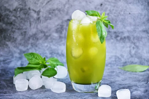 Buzlu Matcha Basil Limonatası izole edildi. Bir bardak suyla serinletici paleo buzlu içecek
