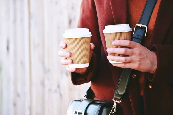 Ellerde görülen paket kahve. Güneşli bir günde kahve.
