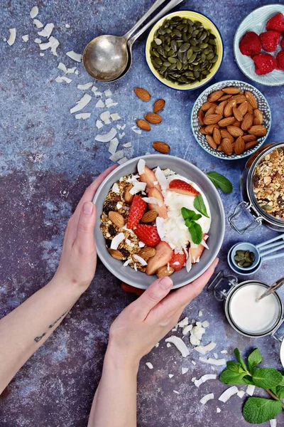 Ceviz ve böğürtlenli sağlıklı granola kahvaltısı. Üst görünüm ve uzay granola kasesi kopyala