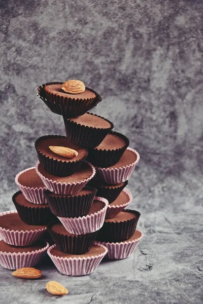 Keto Çikolatalı Badem Ezmesi Yağlı Bombaları. Paleo diyet çikolatası gri arka planda izole