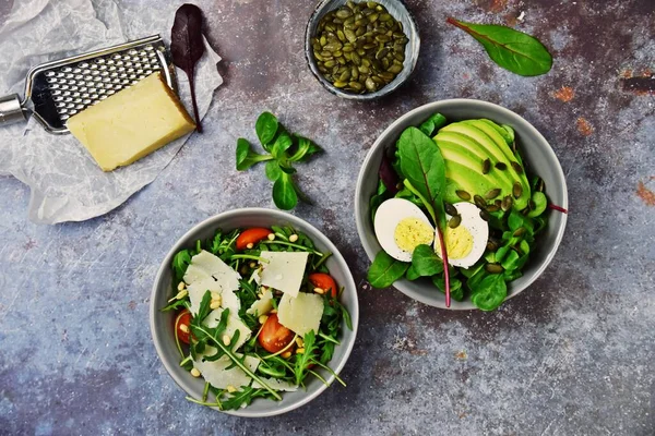 Arka planda izole edilmiş iki taze salata kasesi. Salata kaseleri düzdü.
