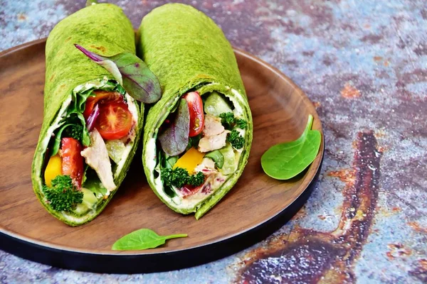 İki taze tavuk ve salata ıspanaklı tortilla.